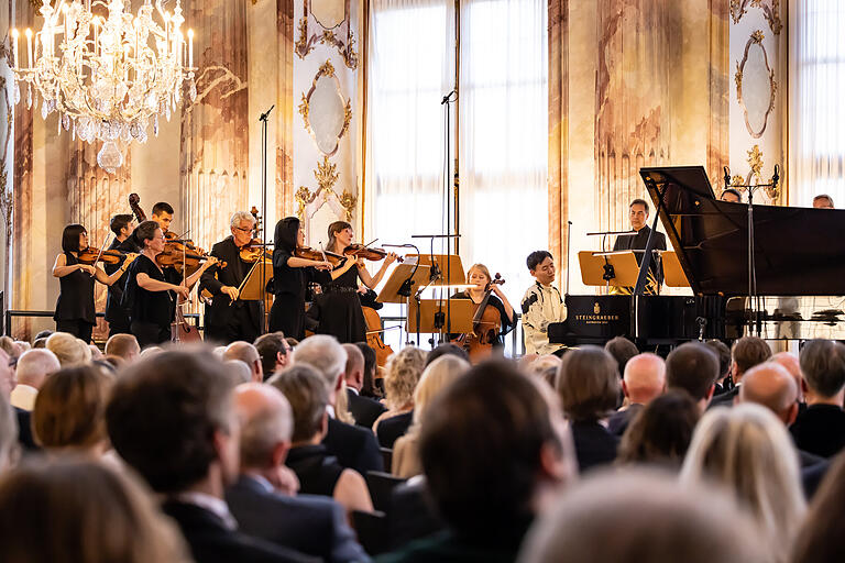 Das Münchner Kammerorchester und William Youn im Kaisersaal.