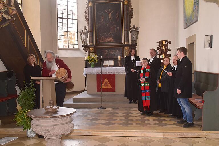 Auch ein afrikanisches Lied, begleitet von Alexander Will auf der Trommel, fehlte beim Einführungsgottesdienst von Pfarrerin Beate Krämer nicht.