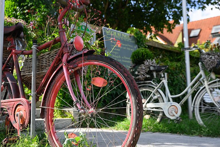 Zahlreiche Biergärten säumen den Radweg an der Tauber. Zahlreiche Biergärten säumen den Radweg an der Tauber.