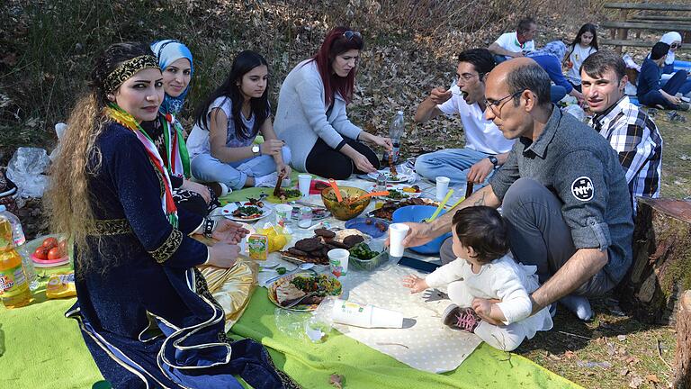 Eine kurdische Familie genießt das Neujahrs-Festmahl in der friedlichen Unslebener Lehmgrube.