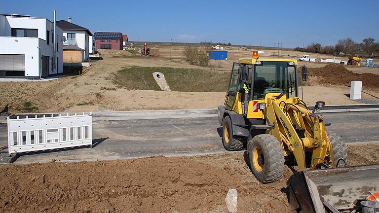 Neue städtische Bauplätze sollen an der Schaubmühle Ost in Volkach entstehen. Das Bild zeigt einen Blick auf die den zweiten Teil des Wohngebiets 2016.