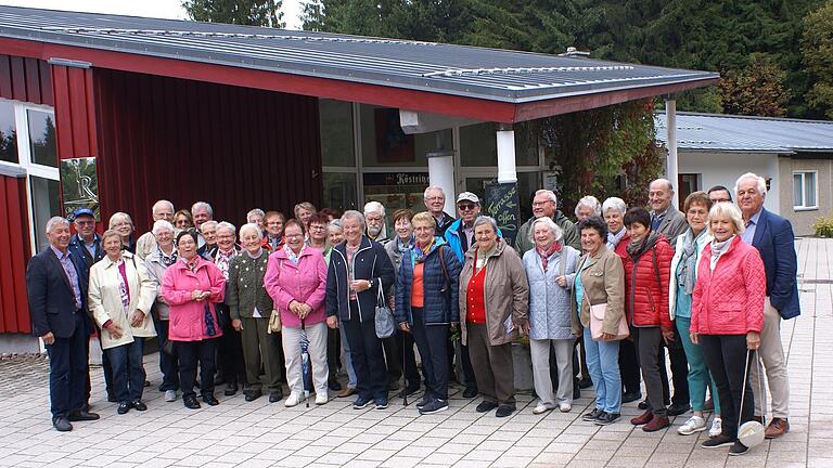 40 Mitglieder der Senioren-Union besichtigten bei ihrer Fahrt nach Südthürigen das Bunkermuseum am Rennsteig.