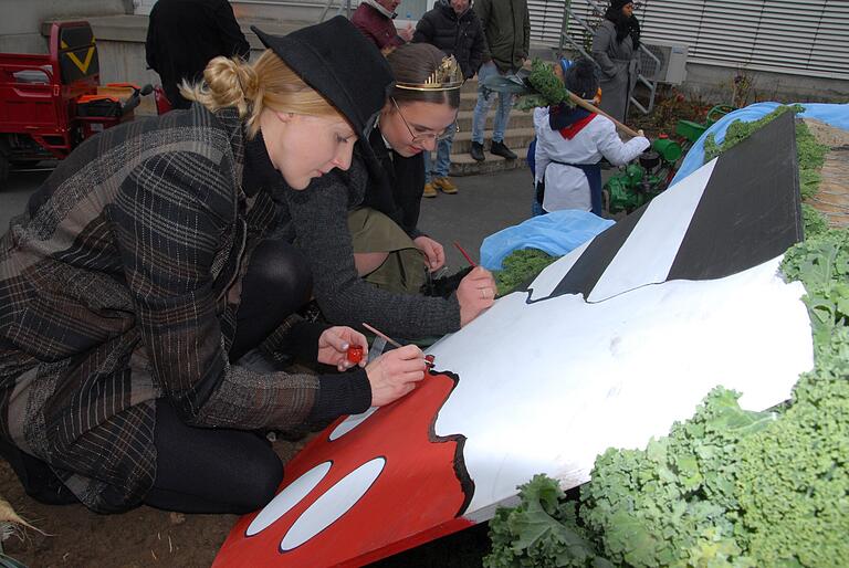 Larissa Uhl (links) und Weinprinzessin Emmi Wendemuth legen letzte Hand am Wagen der Weinprinzessin an.