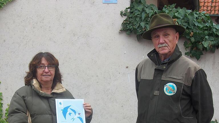 Manfred Lorenz vom Vogelschutzverein Schweinfurt überreichte Hedwig Göbel die Dankurkunde für ihren Einsatz im Schwalbenschutz.