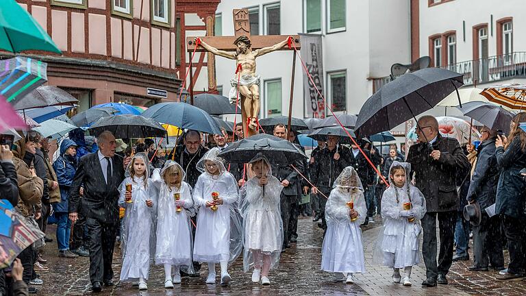 Die 'Gnadenstöme' enden in Kelchen, die von Mädchen vor dem Kreuz hergetragen werden.