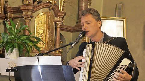 Dr. Thorsten Kapperer sang im Langenleitner Kirchenkonzert unter anderem von der Liebe und Treue Gottes zu den Menschen. Foto: Marion Eckert       -  Dr. Thorsten Kapperer sang im Langenleitner Kirchenkonzert unter anderem von der Liebe und Treue Gottes zu den Menschen. Foto: Marion Eckert