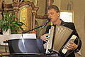 Dr. Thorsten Kapperer sang im Langenleitner Kirchenkonzert unter anderem von der Liebe und Treue Gottes zu den Menschen. Foto: Marion Eckert       -  Dr. Thorsten Kapperer sang im Langenleitner Kirchenkonzert unter anderem von der Liebe und Treue Gottes zu den Menschen. Foto: Marion Eckert