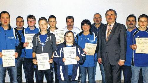 Viele Medaillen konnte der Sportkegelclub Alle Neun Sand einheimsen. Bürgermeister Ruß gratulierte ganz besonders. zum Titel &bdquo;Mannschaft des Jahres&ldquo; und Yvonne Neundörfer (vorne Bildmitte) zur Auszeichnung &bdquo;Sportlerin des Jahres&ldquo; durch den BLSV- Kreisverband.