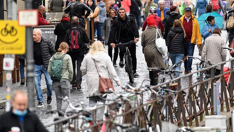 Die Situation auf der Abfahrt der Alten Mainbrücke Richtung Domstraße an einem Freitagnachmittag. Die Situation auf der Abfahrt der Alten Mainbrücke Richtung Domstraße an einem Freitagnachmittag. 