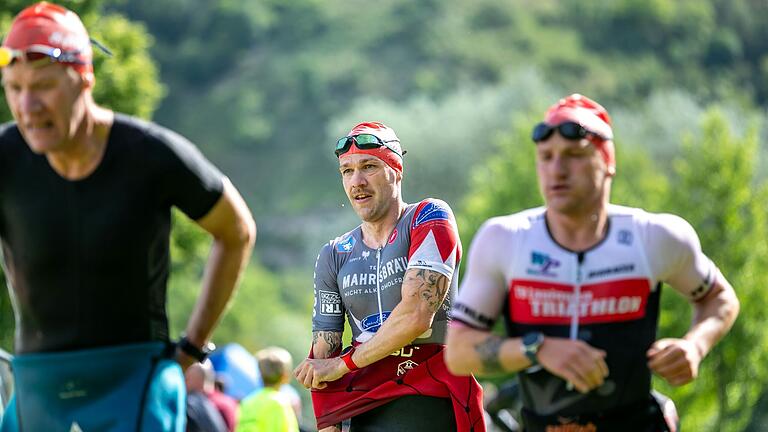 Ein Triathlon besteht aus Schwimmen, Radfahren und Laufen. Auch der reibungslose Wechsel von der einen Disziplin in die andere muss trainiert sein.