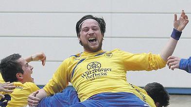 Am Gipfel der Gefühle: Unterpleichfelds überragender Akteur Frank Salwiczek feiert mit seinen Teamkollegen den Titelgewinn.
