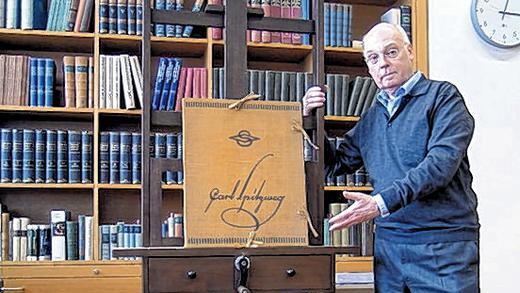 Im Studiensaal: Hans Wilhelm Schmidt mit Spitzwegmappe.