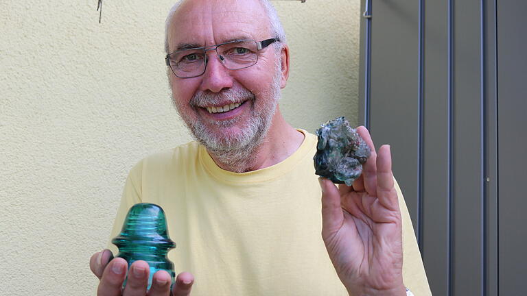 Lothar Vormwald präsentiert zwei Exemplare des Isolatoren Hemingray Nr. 19. Der linke ist in Ordnung, der rechte eingeschmolzen beim großen Feuer in der kalifornischen Stadt Paradise im November 2018. Lothar Vormwald präsentiert zwei Exemplare des Isolatoren Hemingray Nr. 19. Der linke ist in Ordnung, der rechte eingeschmolzen beim großen Feuer in der kalifornischen Stadt Paradise im November 2018. 