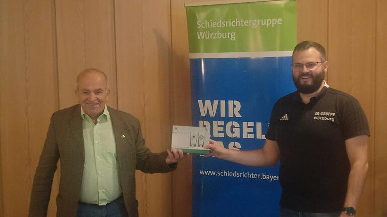 Ludwig Bauer (links) bedankt sich bei Marcel Scherer. Ludwig Bauer (links) bedankt sich bei Marcel Scherer.