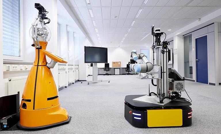 Können selbst fahren, haben Greifarme: Mit solchen Cobots wird im Würzburger Forschungszentrum Cairo der Einsatz in Unternehmen untersucht. Können selbst fahren, haben Greifarme: Mit solchen Cobots wird im Würzburger Forschungszentrum Cairo der Einsatz in Unternehmen untersucht.