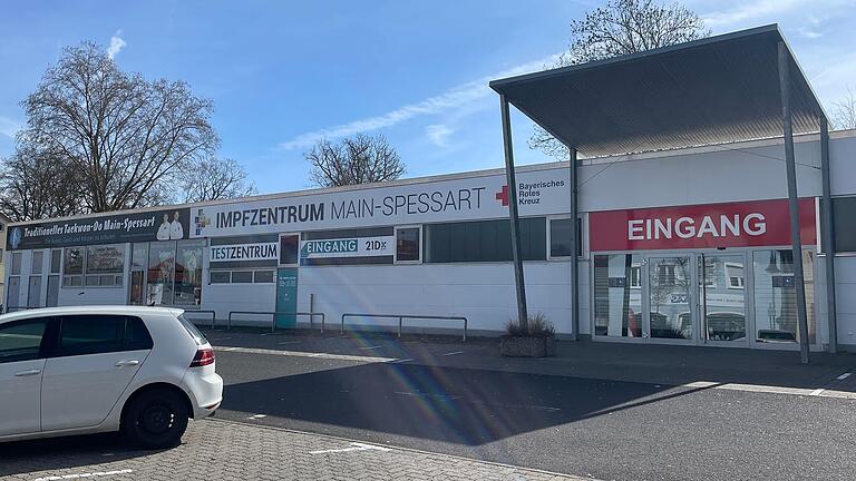 Im EP-Medienland-Gebäude in Karlstadt war das Impfzentrum untergebracht. Eine Nachnutzung durch das Landratsamt hat sich bisher noch nicht ergeben, nun läuft der Mietvertrag aus (Archivbild). Im EP-Medienland-Gebäude in Karlstadt war das Impfzentrum untergebracht. Eine Nachnutzung durch das Landratsamt hat sich bisher noch nicht ergeben, nun läuft der Mietvertrag aus (Archivbild).