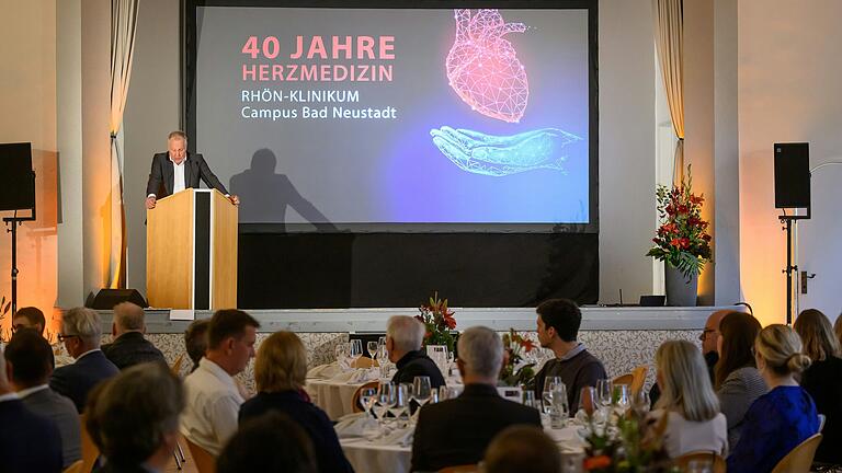 Das Rhön-Klinikum in Bad Neustadt feierte das 40. Jubiläum der Herz- und Gefäßklinik mit einer Festveranstaltung in der Wandelhalle. Am Rednerpult steht Prof. Dr. Tobias Kaltenbach, Vorstandsvorsitzender der Rhön-Klinikum AG.