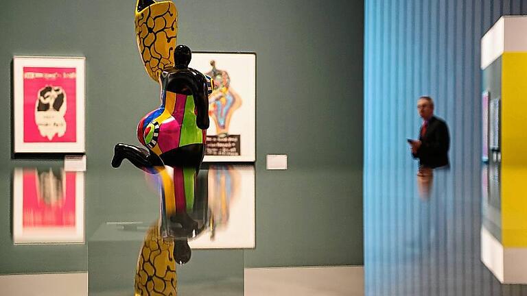 Die zweidimensionale Niki de Saint Phalle       -  (dpa/lsw)   Es ist das typische Fest der Farben, aber doch ein ungewöhnlicher Blick auf die Künstlerin Niki de Saint Phalle: Die Städtische Galerie Waiblingen präsentiert von Samstag an gut 100 Künstlerplakate, Faltbücher, Briefzeichnungen der Franko-Amerikanerin (1930-2002) und ihres langjährigen Schweizer Partners Jean Tinguely (1925-1991). Es ist eine weniger bekannte Seite der beiden Figuren und Plastiken schaffenden Künstler, heißt es in der Ankündigung der Ausstellung. Ihre zweidimensionale Seite sozusagen.   Immer wieder gibt es aber auch die voluminösen, bunt bemalten Frauenfiguren (Nanas) zu endecken, die Niki de Saint Phalle berühmt gemacht haben. Gleiches gilt für die Maschinen-Skulpturen von Jean Tinguely. Die Plakate entstanden seit Mitte der 1960er-Jahre. Meist wurden mit ihnen Ausstellungen oder Film- und Theaterproduktionen angekündigt. Niki de Saint Phalle und Jean Tinguely verband seit 1953 über drei Jahrzehnte eine intensive Arbeits- und Liebesbeziehung.   Die in Frankreich geborene Künstlerin hat sich weltweit mit bunt bemalten Frauenfiguren, den Nanas, einen Namen gemacht. Die ersten, noch aus Wolle, Garn, Pappmaché und Drahtgerüsten, zeigte eine Pariser Galerie 1965. Mit Jean Tinguely zusammen schuf sie später sogar begehbare Riesenskulpturen. Die Ausstellung &bdquo;Furiose Plakate&ldquo; mit Leihgaben aus der Plakatsammlung von Claus von der Osten aus dem Museum für Kunst und Gewerbe Hamburg ist bis 22. Januar 2017 in Waiblingen zu sehen. Foto: dpa/Lino Mirgeler