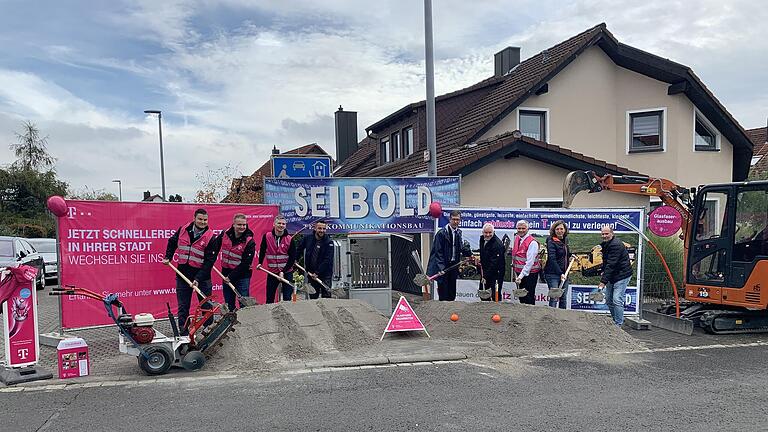 Spatenstich für den Glasfaserausbau (von links): Marco Hümmer (Bauleitung Würzburg), Steffen Karl (Baubegleitung), Vitali Schartner (Vertrieb Telekom), Franz Sorin (Projektleitung Fa. Seibold), OB Christian Schuchardt, Erwin Rieger (Telekom), Thomas Weigand (Kommunalberater Glasfaser), Julia Henneberger (Bauamt Würzburg) und Ralf Bersenfelder (Wirtschaftsförderung Würzburg).