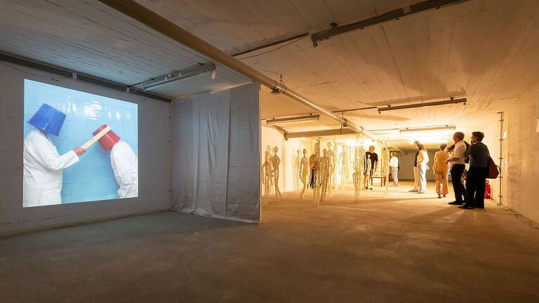 Die Ausstellung 'Grenzüberschreitungen' des KulturPackts ist bis 21. Juli im Spitalseebunker in Schweinfurt zu sehen. Rechts die Installation 'Grenzen der Verletzbarkeit' und links eine Video-Arbeit von Wicky Reindl. 21 Künstlerinnen und Künstler aus ganz Deutschland sind vertreten.