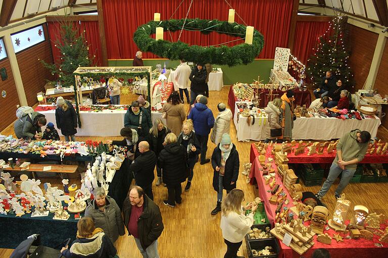 Im Haus des Gastes in Abtswind warteten die Stände beim Weihnachtsmarkt mit allerlei Geschenkideen und Sachen auf. Im Haus des Gastes in Abtswind warteten die Stände beim Weihnachtsmarkt mit allerlei Geschenkideen und Sachen auf.