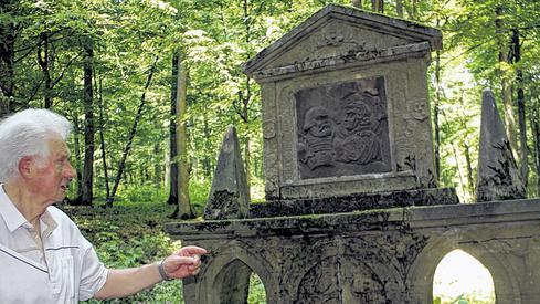 Ritter-Relief: Kreisarchivpfleger Johann Reuscher erläutert das Denkmal, das an Götz von Berlichingen und Franz von Sickingen erinnert.