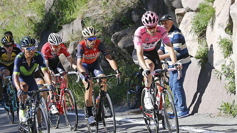 Giro d'Italia       -  Der Niederländer Tom Dumoulin (r) gab die Führung an Nairo Quintana (l) ab. Foto: Yuzuru Sunada