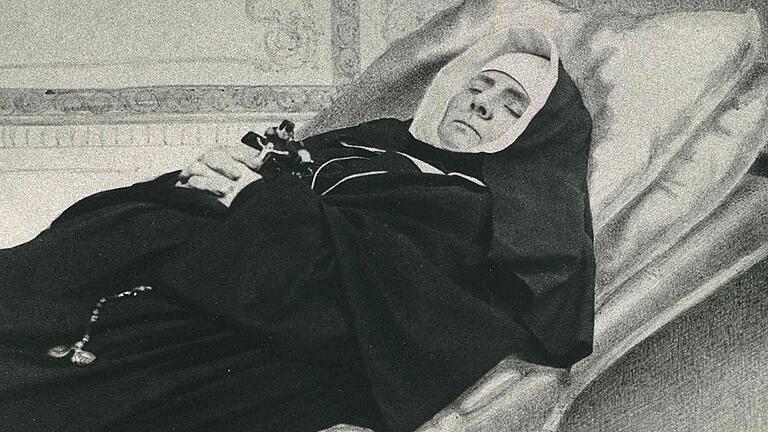 Auf dem Totenbett: Antonia Werr, Gründerin Oberzeller Franziskanerinnen, nach ihrem Tod am 27. Januar 1868. Es ist das einzige Bildnis der Klostergründerin, die sich zu Lebzeiten nie hatte porträtieren lassen wollen.Oberzeller Franziskanerinnen Auf dem Totenbett: Antonia Werr, Gründerin Oberzeller Franziskanerinnen, nach ihrem Tod am 27. Januar 1868. Es ist das einzige Bildnis der Klostergründerin, die sich zu Lebzeiten nie hatte porträtieren lassen wollen.Oberzeller Franziskanerinnen