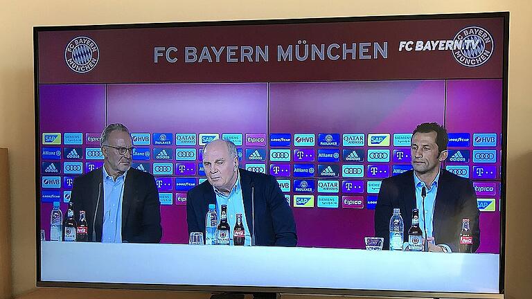 FC Bayern: Ein Rundumschlag gegen die Medien       -  Die Wutrede von Giovanni Trappatoni hat einen legitimen Nachfolger gefunden. Karl-Heinz Rummenigge, Uli Hoeneß und Hasan Salihamidzic (von links) bei ihrer schon jetzt legendären Pressekonferenz. Abfotografiert von einem Fernseher, denn der FC Bayern verweigerte dem Fotografen der Deutschen Presseagentur, die auch diese Redaktion mit Bildern beliefert, nach dpa-Angaben den Zutritt.