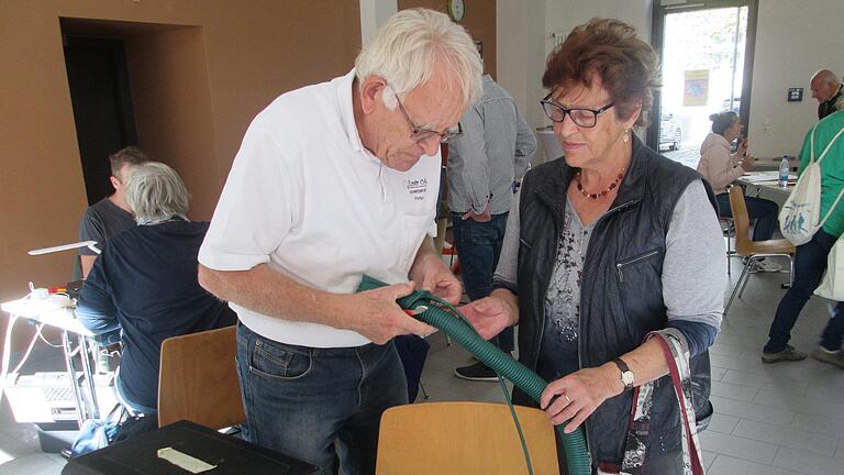 Zu schade zum Wegwerfen auch wenn der Staubsauger einige Jahre auf dem Buckel hat. Georg Pfennig (links) vom Repair-Café kriegt das hin. Winfried Ehling       -  Zu schade zum Wegwerfen auch wenn der Staubsauger einige Jahre auf dem Buckel hat. Georg Pfennig (links) vom Repair-Café kriegt das hin. Winfried Ehling