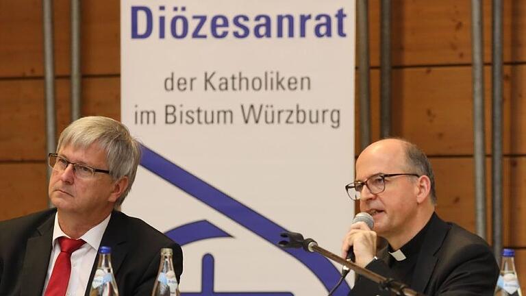 Michael Wolf, Vorsitzender des Diözesanrats der Katholiken im Bistum Würzburg (links), und Bischof Franz Jung bei der Herbstvollversammlung des Diözesanrats.