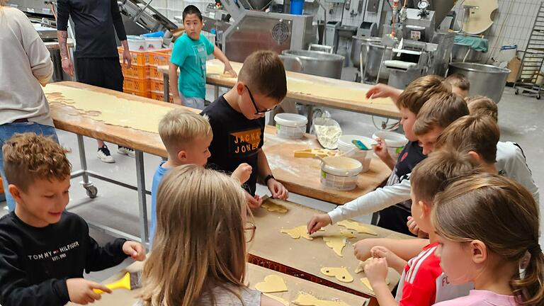 Die Kinder zu Besuch in der Bäckerei Schmitt.