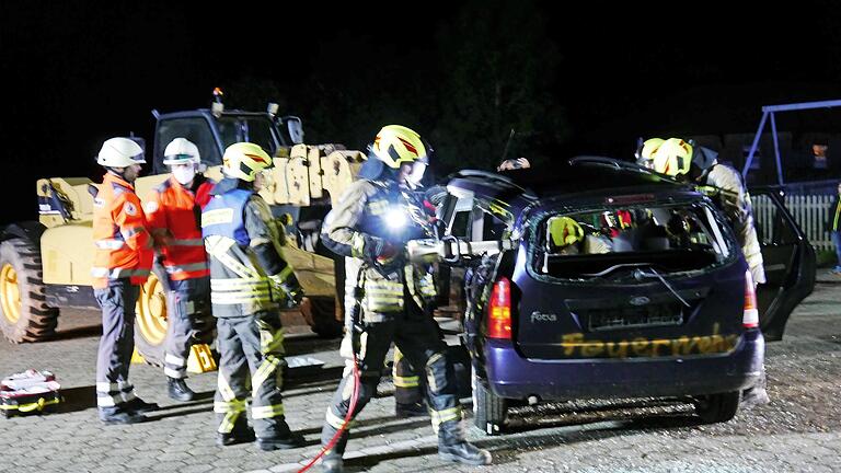 Das Übungsszenario: Mit einem schweren Radlader ist ein Auto zusammengestoßen, dessen Dach mit Hilfe einer hydraulischen Schere abgeschnitten werden muss.       -  Das Übungsszenario: Mit einem schweren Radlader ist ein Auto zusammengestoßen, dessen Dach mit Hilfe einer hydraulischen Schere abgeschnitten werden muss.