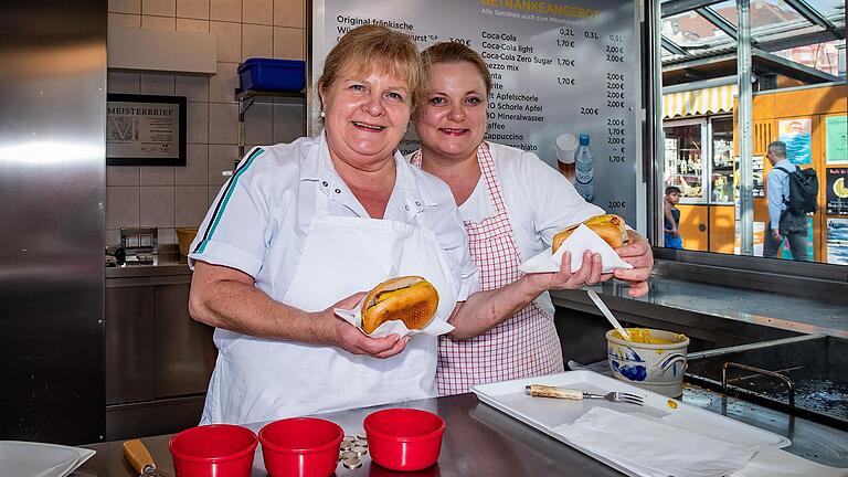 Nach über 50 Jahren gab es am vergangenen Samstag die letzten Geknickten von Silvia King (links) und Charlene King-Demling. Ab Freitag wird Jan Wiesner die Leitung des Bratwurststands übernehmen.&nbsp;