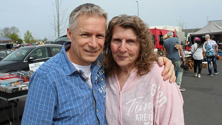 Burkhard Deppisch und Ursula Intranuovo werden auf Flohmärkten zu 'Klamotten-Jägern'.