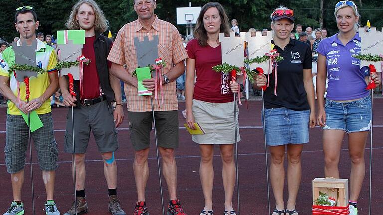 Siegerlächeln: Die erfolgreichsten Einzelstarter des 1. Mainathlons stellten sich zum Siegerfoto. Von links: der Gesamt-Erste Markus Unsleber, Simon van den Hövel, Gerhard Dobmeier, Eva Lang, Jelena Rölz und Frauen-Gewinnerin Carolin Lehrieder.