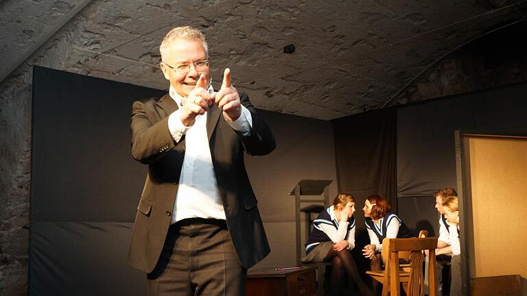 Mit 'Elite macht Schule' präsentierte Spectaculum 2016 im Bocksbeutelkeller Szenen verschiedener literarischer Werke.  Foto: Archiv/Arkadius Guzy       -  Mit 'Elite macht Schule' präsentierte Spectaculum 2016 im Bocksbeutelkeller Szenen verschiedener literarischer Werke.  Foto: Archiv/Arkadius Guzy