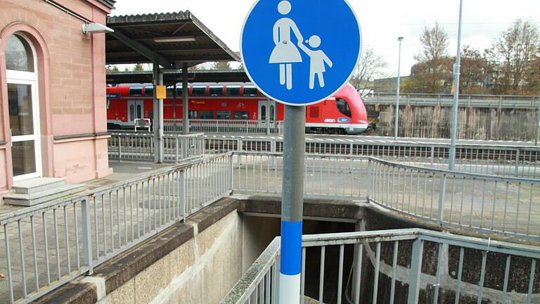 Juhu: Bei der Unterführung am Karlstadter Bahnhof gibt's ein weiteres Schild.