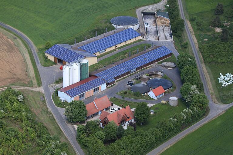 Der Aussiedlerhof Endres heute: Oberhalb der Biogasanlage sind die beiden Stallgebäude von 1985 bis 1990 für über 1000 Mastschweine zu sehen.&nbsp;