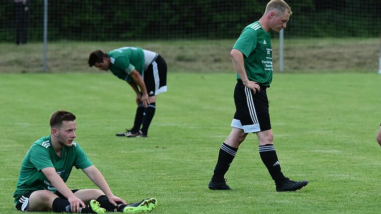 Nach der 1:2-Niederlage gegen die SG Bad Bocklet/Aschach machte sich bei den Spielern des TSV Ostheim Enttäuschung breit.