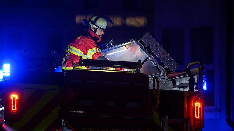 Einsatzkräfte der Feuerwehr bekämpften am Freitagabend einen Fahrzeugbrand.