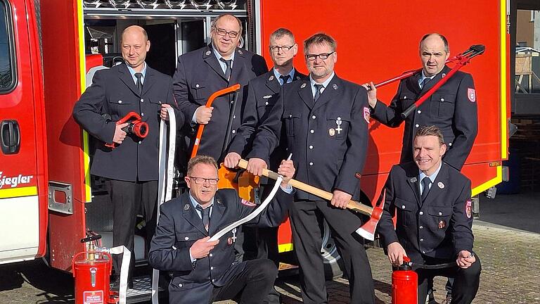 Die aktuelle Vorstandschaft der Freiwilligen Feuerwehr Breitbach-Kammerforst.
(von links, hinten stehend) Materialwart Benedikt Krünes, 1. Kommandant Paul Hugo,  Schriftführer Matthias Ott, 2. Kommandant Stefan Habersack, Kassier Wolfgang Stumpf,
(von links, vorne) 2. Vorstand Alexander Loos,  1. Vorstand Alexander Greß