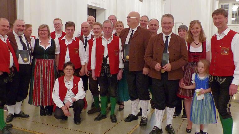 in Bad Kissingen: Die Waldzeller Musiker zusammen mit den Egerländer Urgesteinen Franz Tröster, Nick Loris, Holger Müller und Ernst Hutter (in brauner Tracht von links) sowie dem Waldzeller Dirigent Herbert Herrmann (links) und dem Organisator und Vorsitzendem Johannes Ritter (rechts).