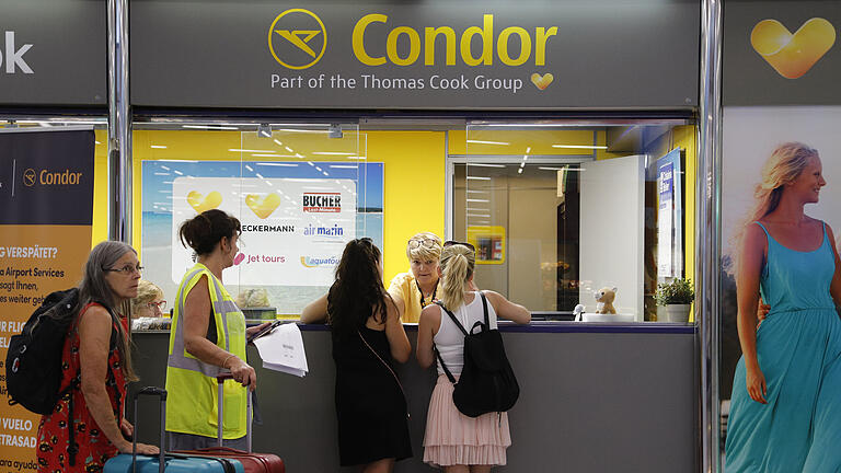 Passagiere am Schalter von Condor und Thomas Cook im Flughafen Palma de Mallorca.&nbsp;