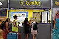 Passagiere am Schalter von Condor und Thomas Cook im Flughafen Palma de Mallorca.&nbsp;