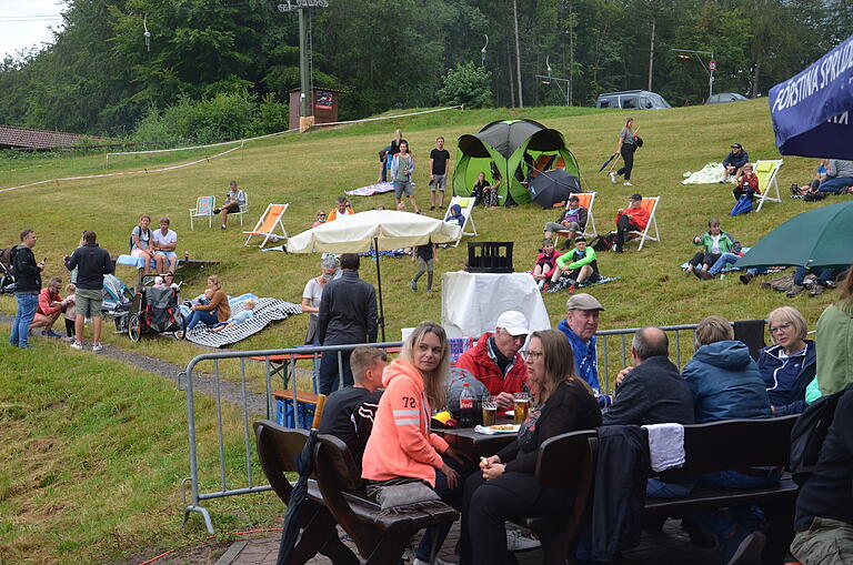 Ein Hauch von Woodstock wehte über den Hang der Skipiste in Frammersbach. Wie auch beim berühmten Original trotzte das Publikum den Regen. Ein Hauch von Woodstock wehte über den Hang der Skipiste in Frammersbach. Wie auch beim berühmten Original trotzte das Publikum den Regen.