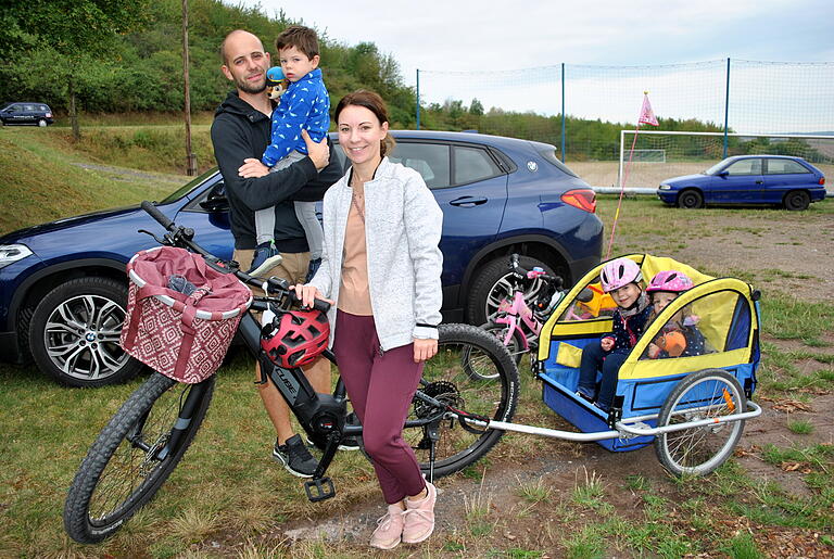 Mit Kindern und Fahrradanhänger unterwegs war die Familie Gräf, mit Jens und Julia sowie Ella, Mila und Phil. Mit Kindern und Fahrradanhänger unterwegs war die Familie Gräf, mit Jens und Julia sowie Ella, Mila und Phil.