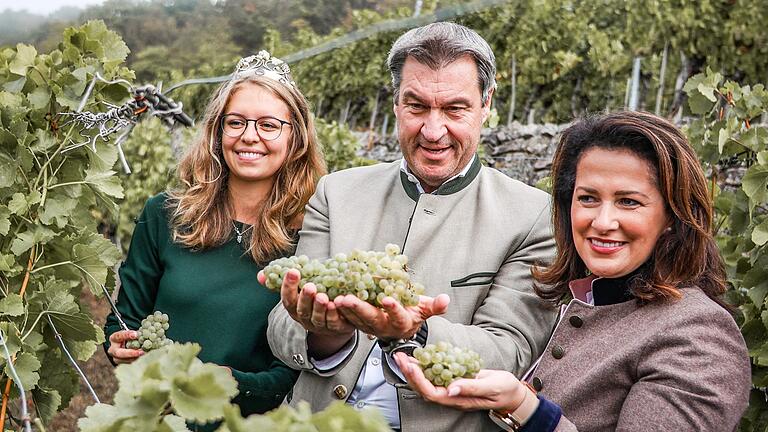 Zum Start der Weinlese in Franken empfing Weinkönigin Eva Brockmann kürzlich bei Zeil Ministerpräsident Markus Söder und die bayerische Landwirtschaftsministerin Michaela Kaniber.