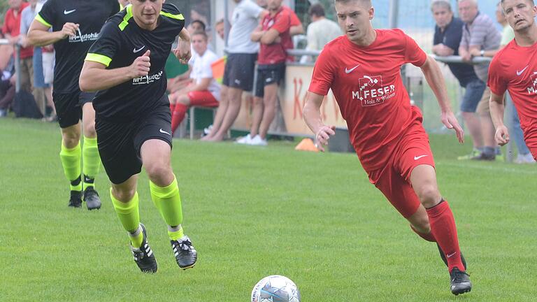 Spielt kommende Saison für den TSV Karlburg: Markus Mjalov (rechts), hier noch im Trikot der FV Gemünden/Seifriedsburg, hier im Duell mit Dominik Endres (FC Wiesenfeld-Halsbach).