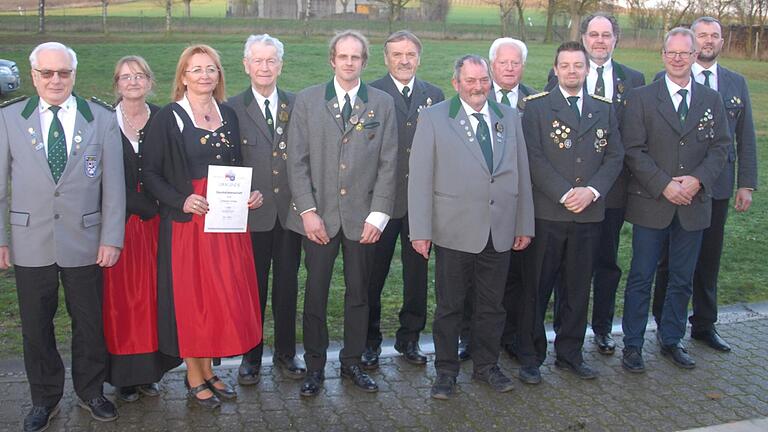 Gauschützenmeister Siegfried Weinig (von links) und Schützenmeisterin Sabine Wirth ehrten die langjährigen Mitglieder Gunda Fuchs, Ludwig Langmann, Florian Wirth, Werner Kunz, Detlef Hornig, Klaus Nowotny, Matthias Grün, Carlo Knauf, Ingo Bergmann und Michael Spiller.